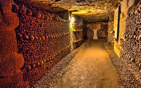  Les Catacombes de Paris:  Wyjątkowe Podziemne Cmentarzysko w Sercu Miasta