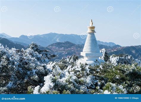  Pagoda z Lushan - Zabytkowa konstrukcja ze spektakularnym widokiem na góry!